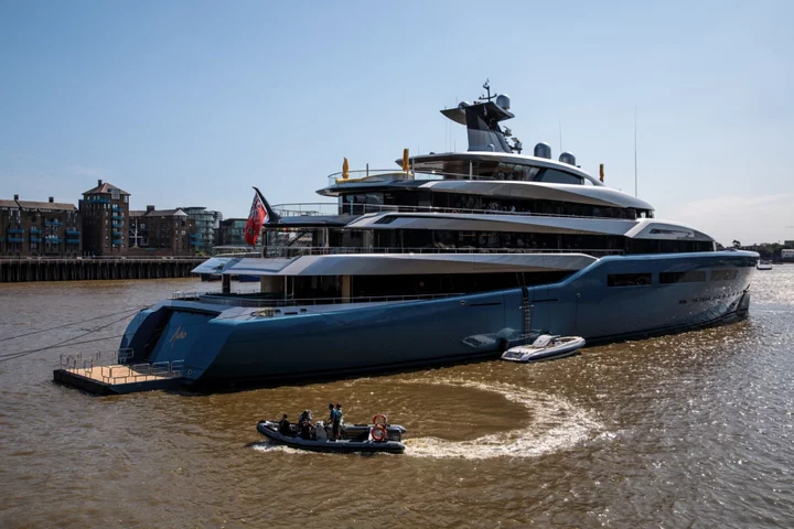 Superyacht Dinners and Alleged Insider Tips Ensnare Billionaire