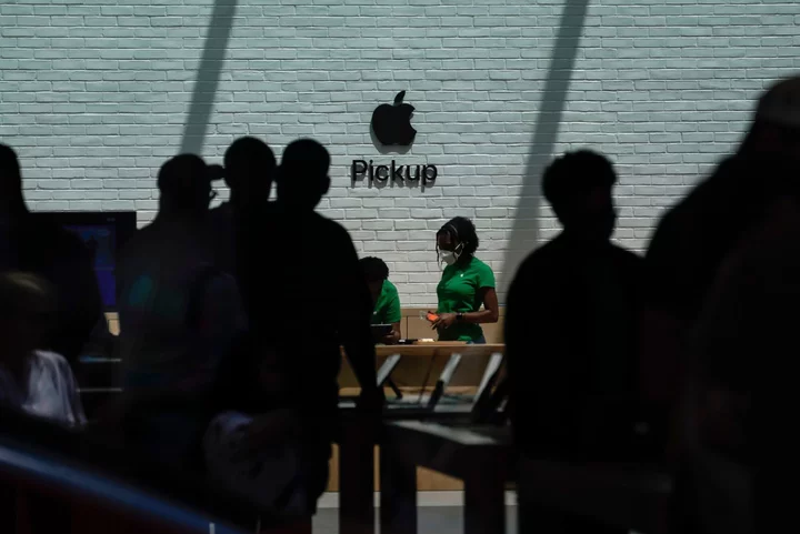 Apple Is Giving Out Smaller Raises to Retail Employees in Post-Pandemic Slowdown