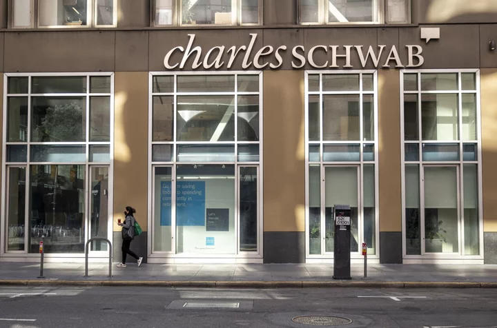 Schwab to Cut Staff, Real Estate to Save $500 Million a Year