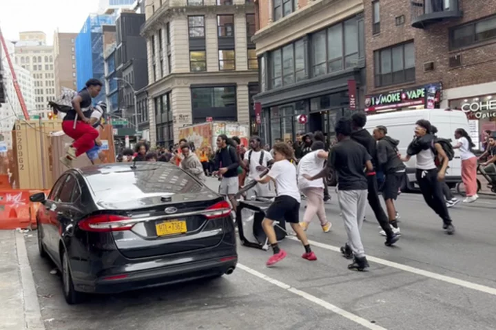 Crowd overwhelms New York City's Union Square, tosses chairs, climbs on vehicles