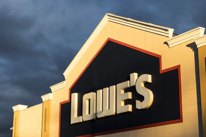 Lowe’s Cuts Sales Forecast on Falling Home-Improvement Spending