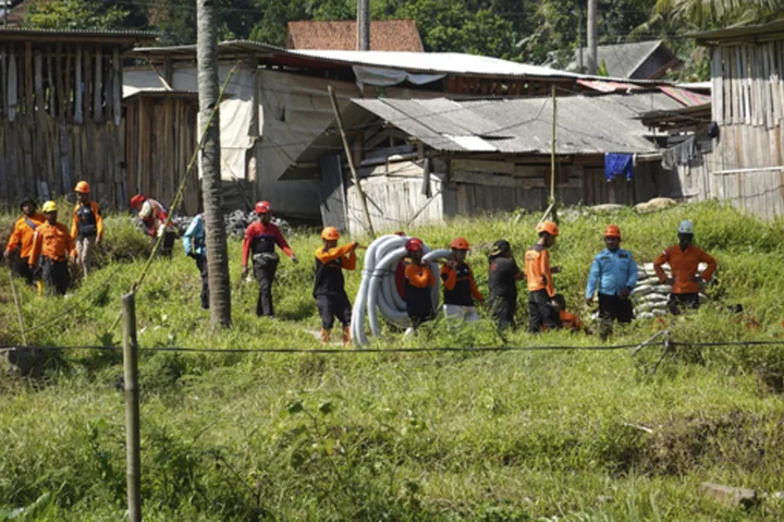 Rescuers in Indonesia try to reach 8 workers trapped in an illegal mining hole