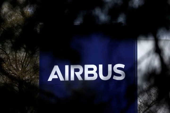 Airbus signs deals worth 1.2 billion euros