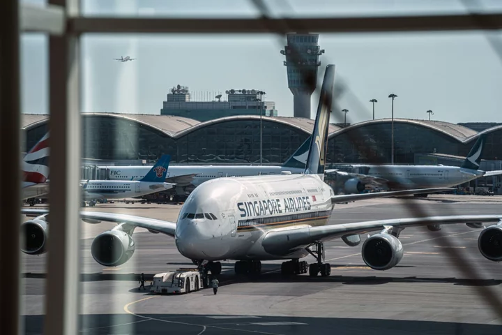 Singapore Airlines Drops Most in Over a Year After Block Sale