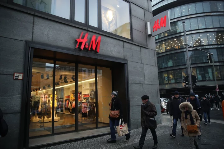 H&M Shoppers to Pay More as Bangladesh Wages Rise After Protests
