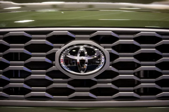 Toyota Raises Profit Forecast 50% on Weak Yen, Record Sales