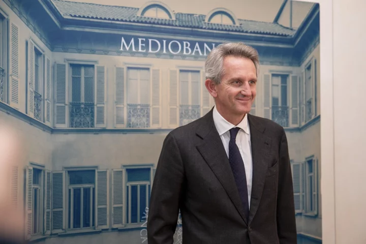 Mediobanca Investors Back CEO Nagel Despite Del Vecchio’s Vote