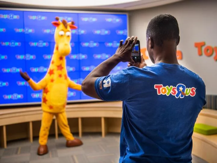 Toys 'R' US to open stores across US, including at airports and cruise ships
