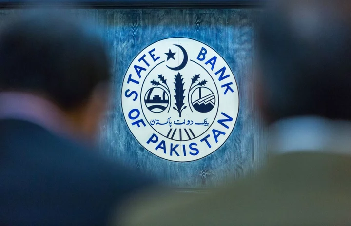 Pakistan Raises Key Rate to Record High in Emergency Meeting