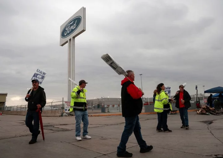 UAW, Ford reach tentative labor agreement for 4-1/2 year deal