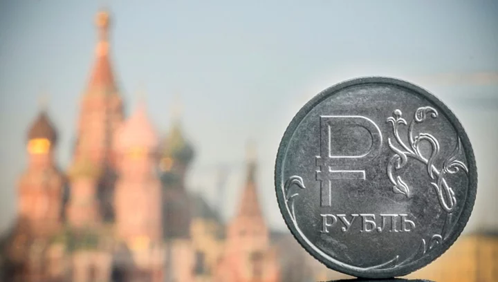 Russia to step up support for sagging ruble