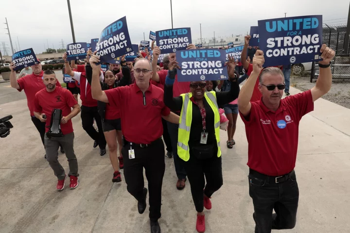United Auto Workers Offers Slightly Lower Raise Demand to Detroit’s Automakers
