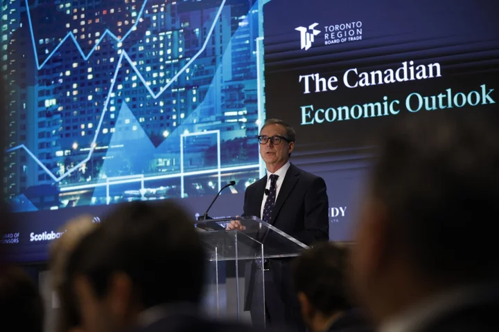 Manulife’s Donald Rues Bank of Canada Hike, Sees Recession Soon