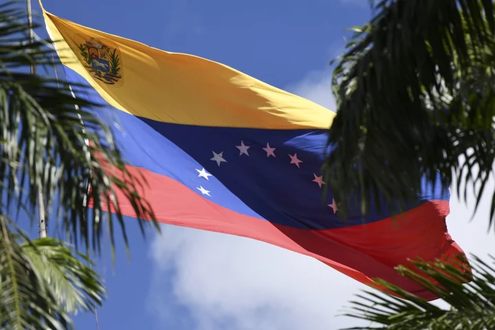 US Suspends Some Sanctions on Venezuelan Oil, Gas, Gold Sectors
