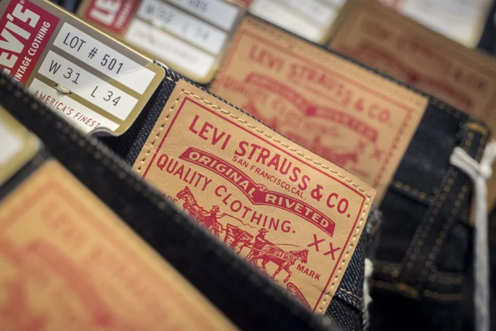 Levi’s Shares Fall as Sales Weakness Sparks Downbeat Outlook