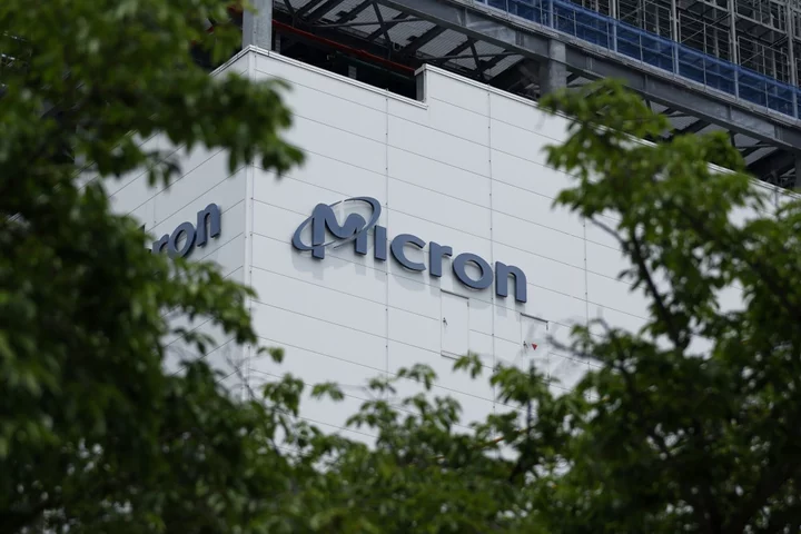 Xi’s Micron Ban Shows His Limited Options to Hit Back at US