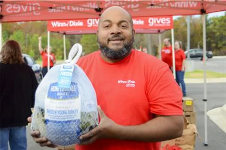 Southeastern Grocers harvests hope this Thanksgiving by donating more than 7,000 turkeys
