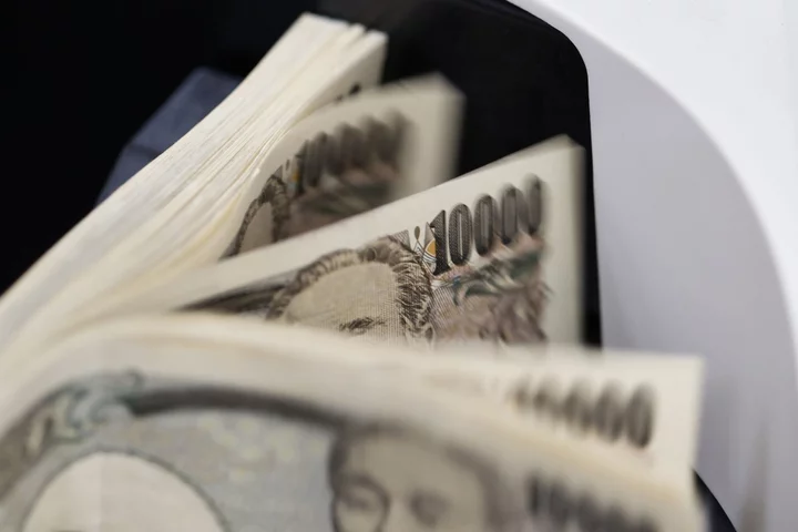 Yen Dips to Weakest Since 2008 Against Euro, Eyes 145 Per Dollar