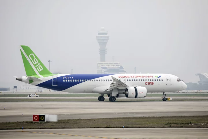 China Jet to Rival Airbus, Boeing Makes First Commercial Flight