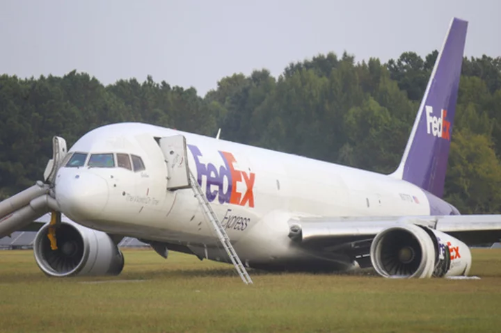 NTSB says FedEx plane with a disabled landing gear had suffered a leak of hydraulic fluid