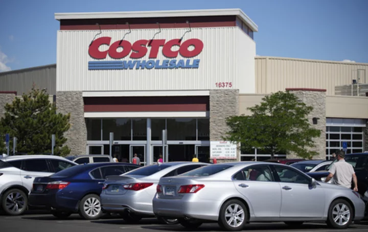 Costco's CEO will step down in January and hand the reins to the retailer's current president