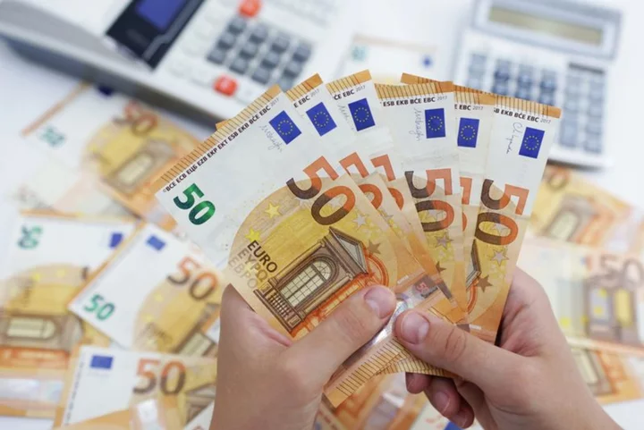 Euro set for longest losing streak in its history, U.S. payrolls loom