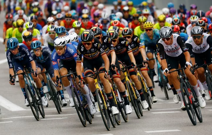 Top cycling teams explore creating new competitive league -sources