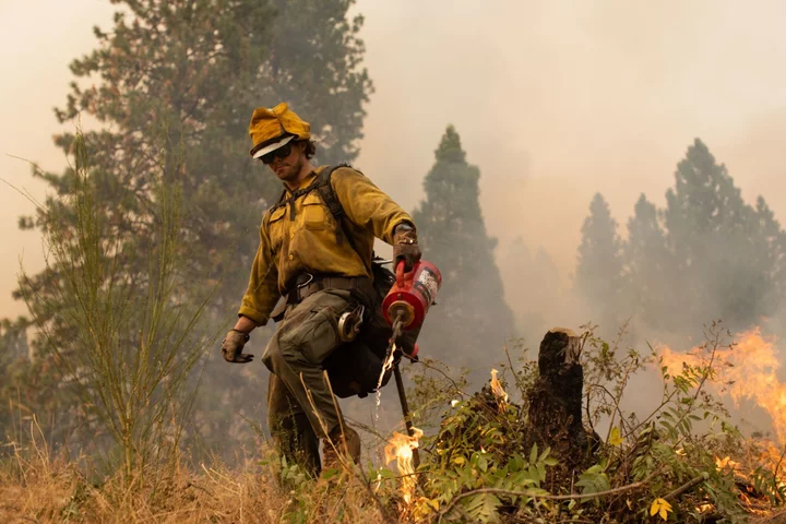 US Wildfire Fighters Are Hitting a Pay Cliff at the Worst Time