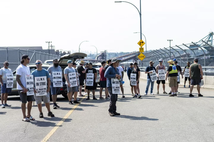 Canada Dockworkers Renew Strike Threat With Rejection of Contract