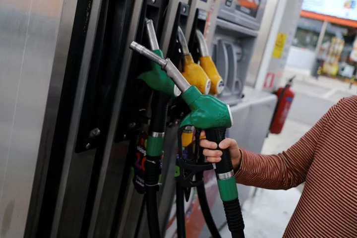 Oil falls more than $1 ahead of Fed rate decision