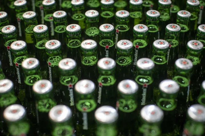 Heineken Lowers Earnings Forecast as Beer Consumption Drops