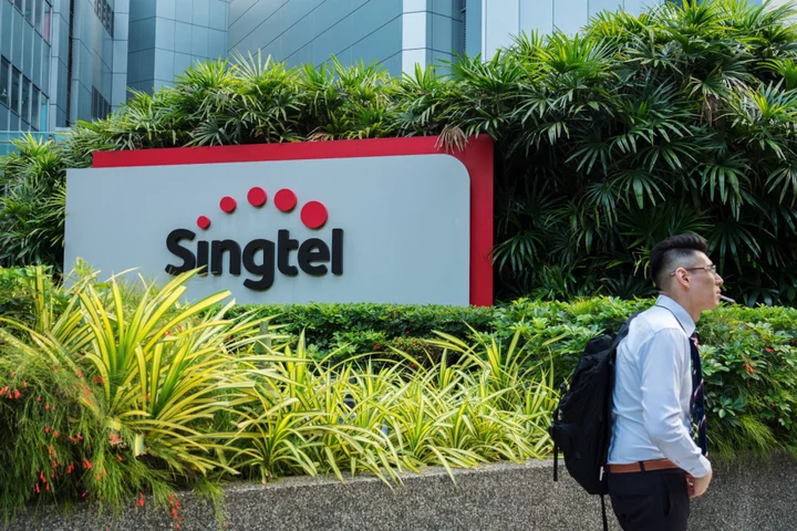 KKR to Buy 20% of Singtel’s Datacenter Arm for $800 Million