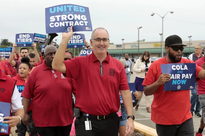 Autoworkers’ Possible Strike Against Big Three Concerns Biden, He Says