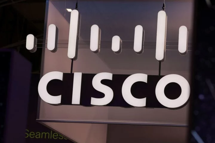 Cisco cuts annual forecasts on slowdown in new orders