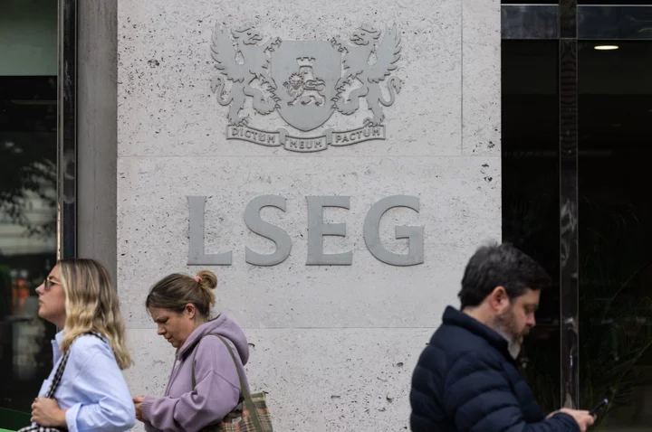 LSEG Pledges £1 Billion of Buybacks in 2024 as Boosts Guidance