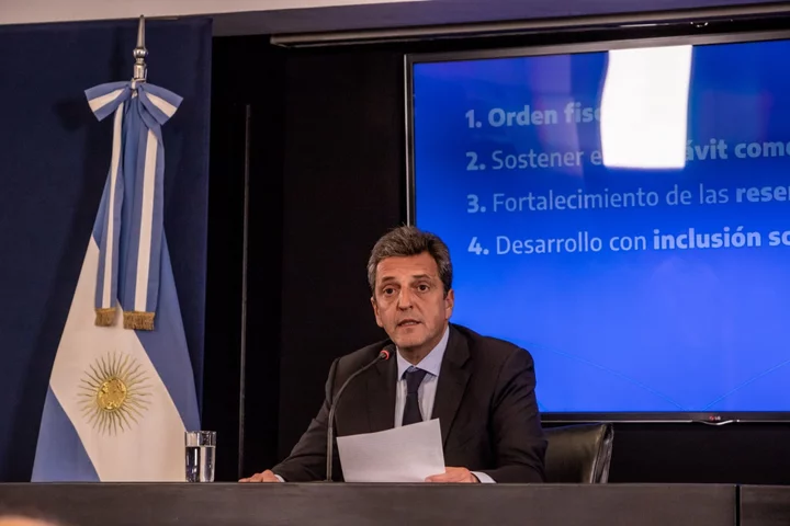 Argentina Economic Chief to Fly to China for Swap Line Talks