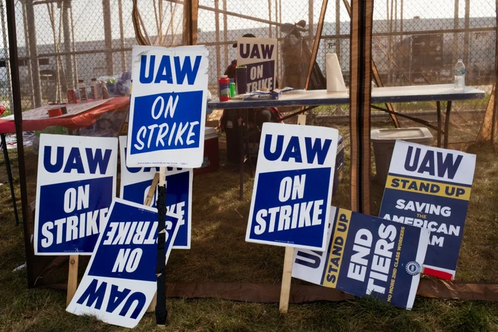 UAW, Stellantis Remain at Odds Over Battery Jobs, Pay Parity