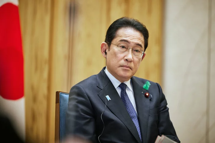 Kishida Flags Importance of Wages as Panel Scrutinizes Trend