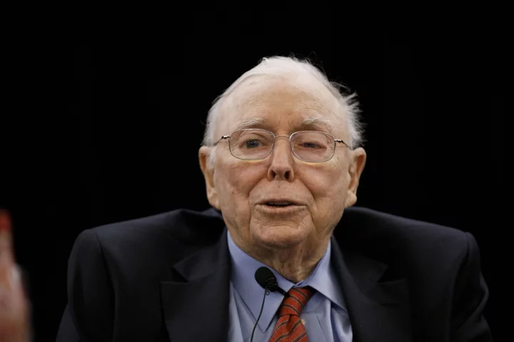 Charlie Munger, Who Helped Buffett Build Berkshire, Dies at 99