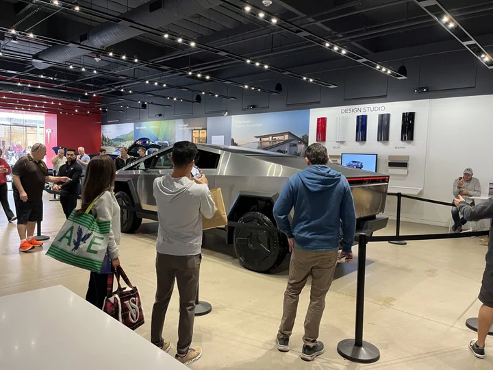 Tesla’s Cybertruck Lures Black Friday Shoppers Into Showrooms