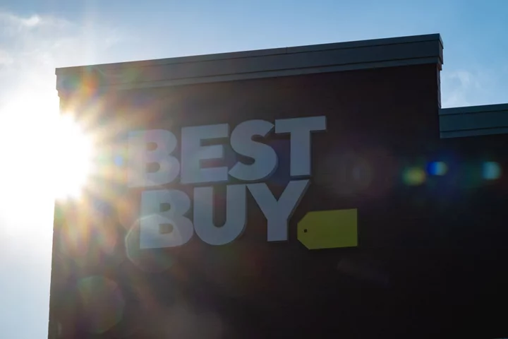 Best Buy Cuts Outlook on ‘Uneven’ Demand Before Black Friday