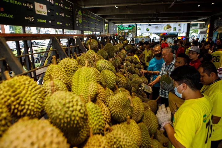 Singapore’s Durian Lovers Rejoice as Prices Tumble on Surplus