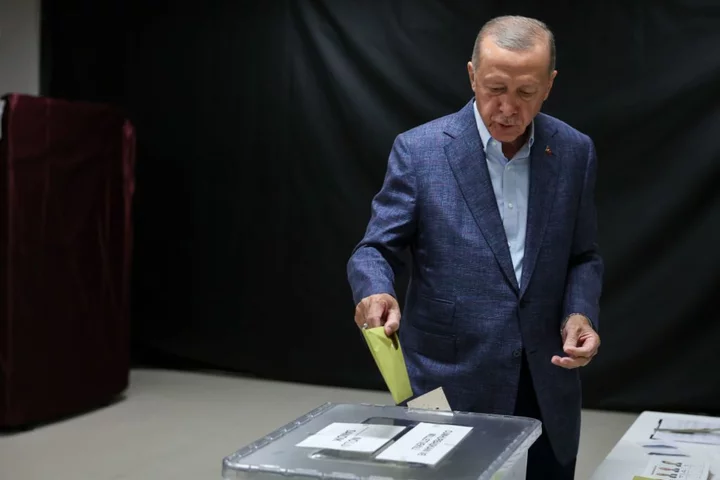 Early Vote Count Shows Erdogan Below 50% in Turkish Election