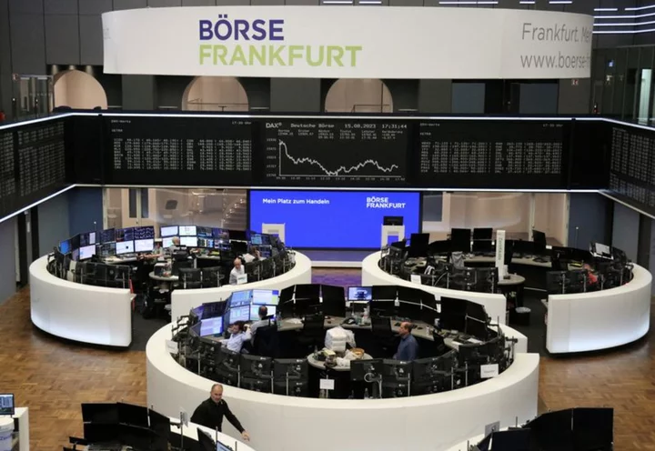 European shares climb on energy boost, on track for weekly gains