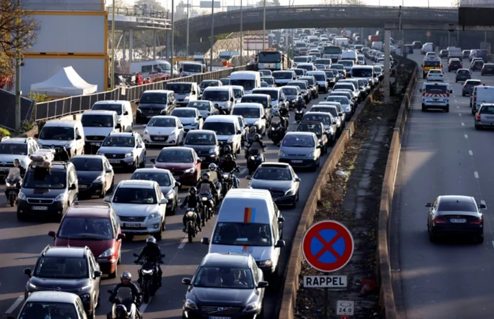 Speed limit cut and car-sharing coming for jammed Paris ring road