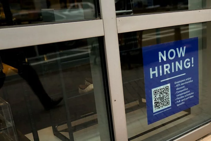 US jobless claims fall as labor market remains tight