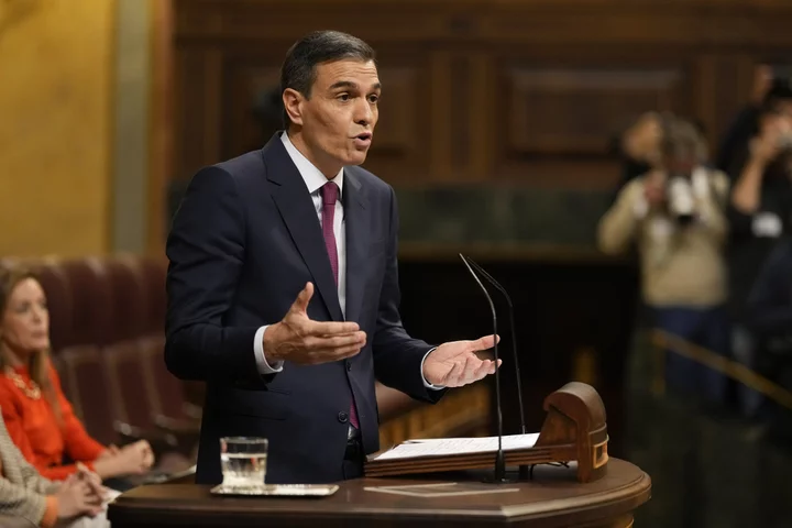 Spain’s Sanchez Heads for Third Term Win With Unruly Alliance