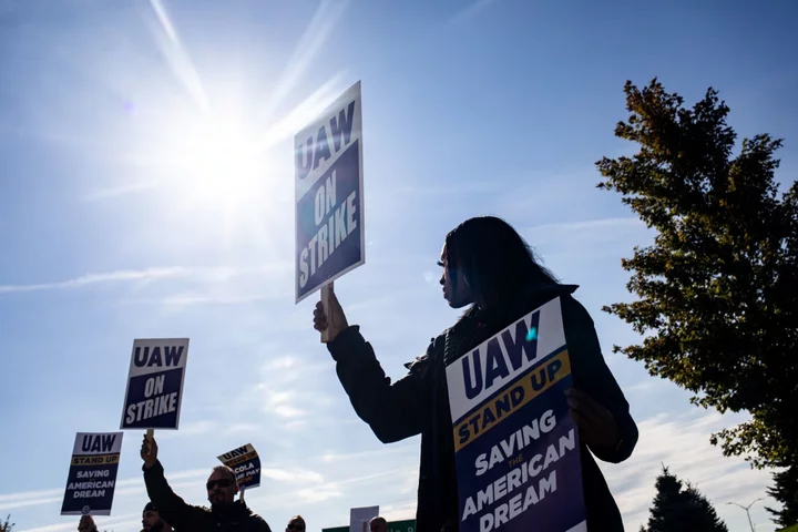 UAW Aims to Announce Stellantis Deal Saturday as Talks Finish Up