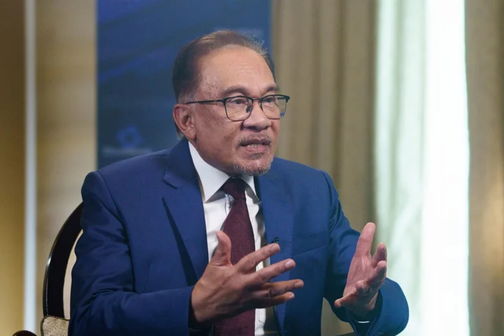 Malaysia’s Anwar Weighs Suing Goldman Sachs Over 1MDB, CNBC Reports