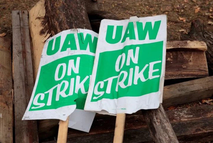 US auto labor talks intensify near strike deadline